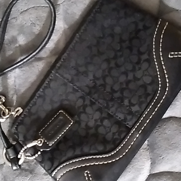 🔇 Sale $10 Coach Wristlet - Picture 2 of 7